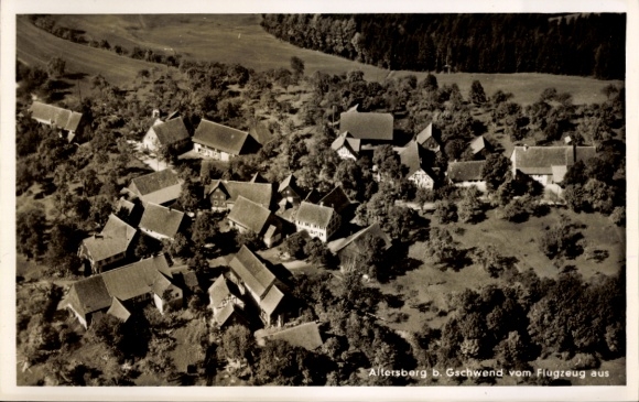 Ak Altersberg Trebesing Kärnten, Luftaufnahme von Altersberg, viele Dächer, umgeben von Bäumen