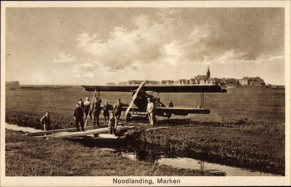 Postcard Marken Nordholland, Noodlanding, Emergency landing on a meadow