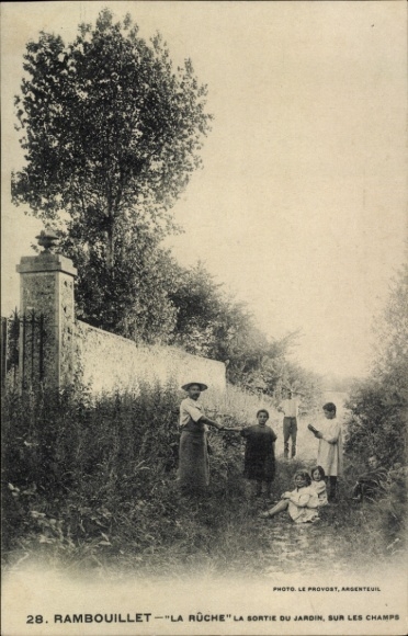 Ak Rambouillet Yvelines, Schöne Gartenansicht, multiple Personen, lange Wiese, Steingartenzaun