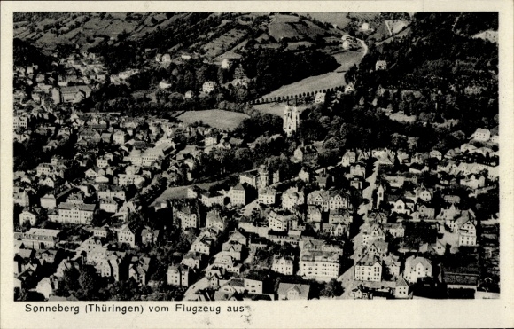 Ak Sonneberg in Thüringen, Luftaufnahme von  Thüringen, Häuser, Fluss, bewaldete Hügel