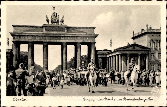 PC Berlin, entry of the guard at the Brandenburg Gate, Pariser Platz