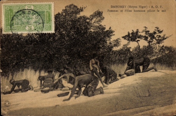 Ak Dahomey Benin, Frauen und Mädchen beim Mahlen von Hirse