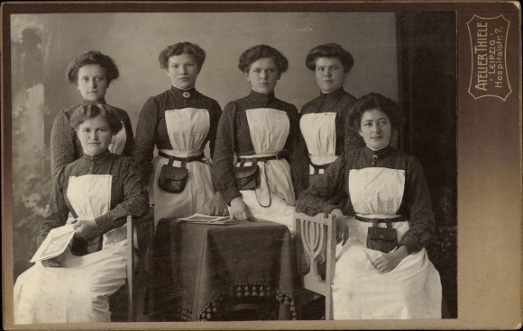 Cabinet photo of a group of women in uniform, carrying belt bags, photographer Thiele, Leipzig, Hospitalstr. 7
