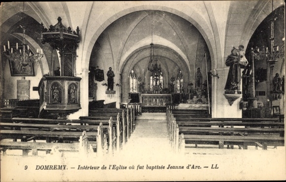 Ak Domrémy la Pucelle Lothringen Vosges, Innenansicht der Kirche, wo Jeanne d'Arc getauft wurde, 