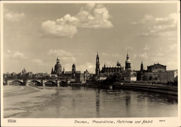 Postcard Dresden Altstadt, Frauenkirche, Hofkirche, Schloss