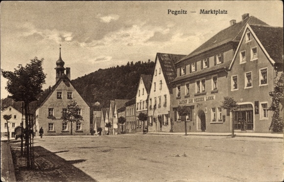Ak Pegnitz im Kreis Bayreuth Oberfranken, Blick auf den Marktplatz, Gasthof zum weißen Lamm