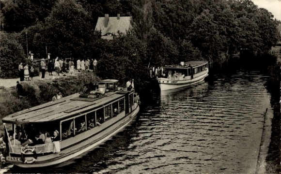 Ak Lenz Malchow Mecklenburg, Zwei Schiffe auf einem Kanal, Menschen am Ufer, grüne Bäume