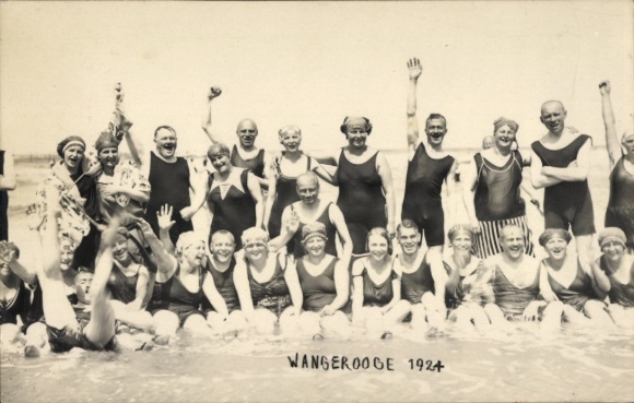 Photo Postcard North Sea resort Wangerooge, bathers in swimwear on the beach, group photo 1924