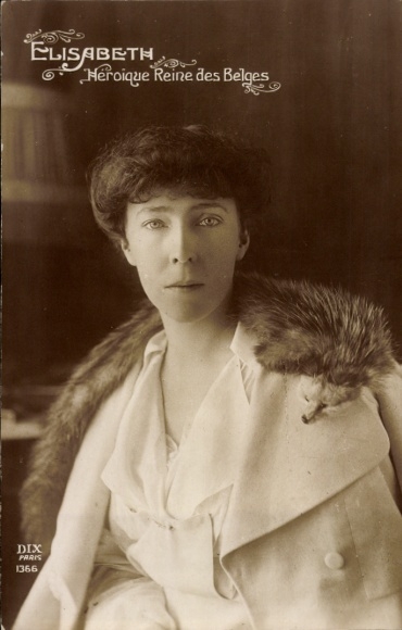 Postcard Queen Elisabeth of Bavaria, Elisabeth Gabriele in Bavaria, portrait, fur