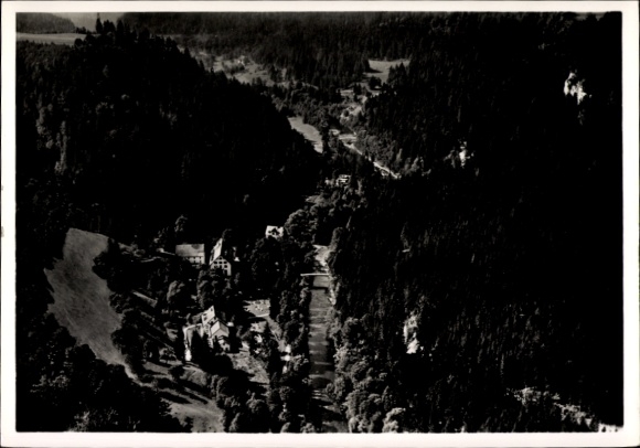 Ak Waldachtal im Schwarzwald, Luftaufnahme eines Waldes, Fluss, Gebäude in Natur, Schwarzwald-Hei