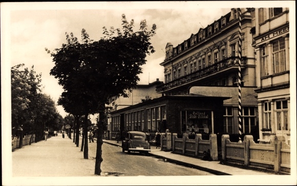 Postcard Baltic resort Ahlbeck Heringsdorf on Usedom, hotel, street section