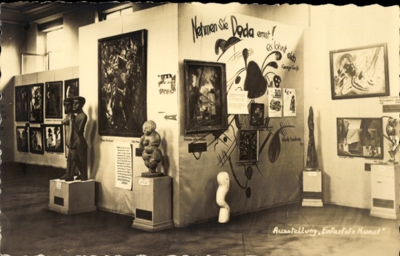 Foto Ak Ausstellung Entartete Kunst, Nehmen Sie Dada ernst, es lohnt sich, Gemälde, Plastiken