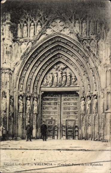 Picture Valencia City, Hiszpania, katedra Puerta de los Apostles, dwie osoby, architektura