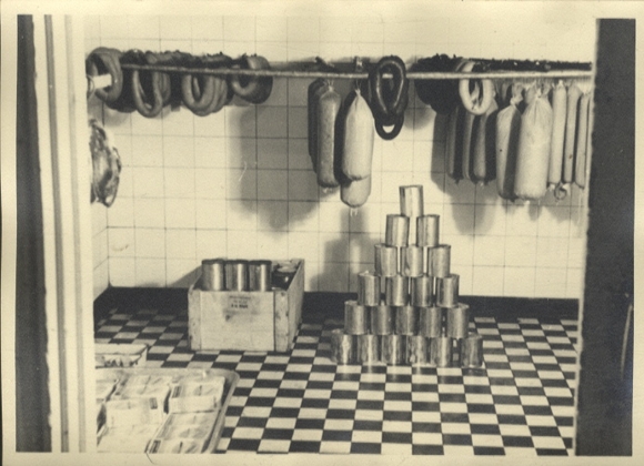 Original photo Berlin Weißensee, Streustraße, Klinke butcher shop, sausages, around 1946, 12 x 17 cm