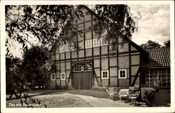 Postcard Bückeburg in the district of Schaumburg, the old farmhouse, garden furniture, trees, no people