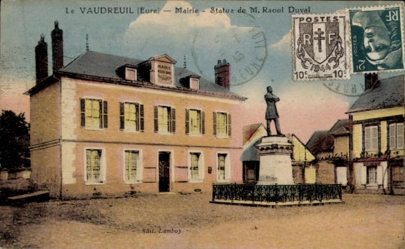 Postcard Le Vaudreuil Eure, Mairie, statue by M. Raoul Duval