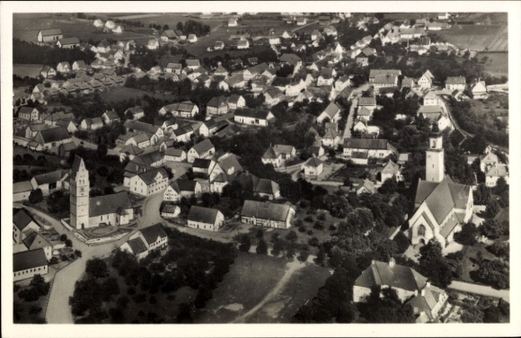 Ak Vöhringen in Württemberg, luchtfoto van woongebouwen, kerk, straten