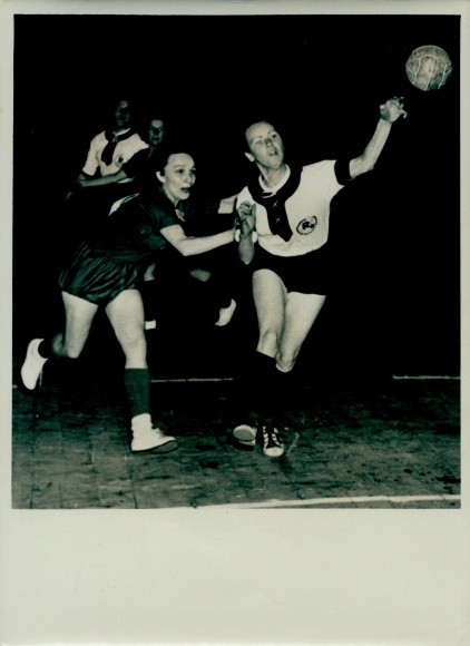 Photo Berlin Prenzlauer Berg, indoor handball championship, Meerane vs. Leipzig, February 7, 1953