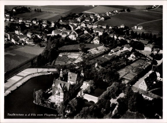 Ak Taufkirchen an der Vils Oberbayern, Luftaufnahme von Taufkirchen, viele Häuser, Fluss, Felder