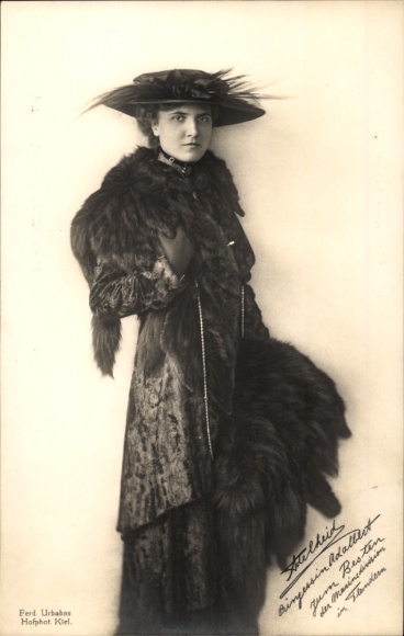 Postcard Princess Adalbert of Prussia, Adelheid of Saxe-Meiningen, portrait, fur