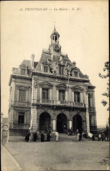 Postcard Frontignan Hérault, Historic Town Hall, elegant architecture, impressive facade, people