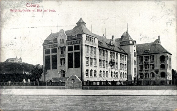 Postcard Coburg in Upper Franconia, Heiligkreuz School with view of Veste