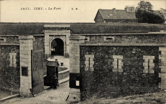 Ak Ivry sur Seine Val de Marne, Fortanlage, Zugangsturm, Stützmauer, historische Architektur