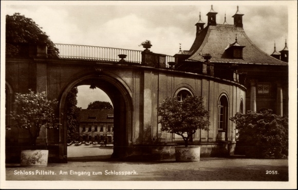 Postcard Dresden Pillnitz, At the entrance to the castle park