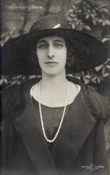 Postcard Crown Princess Louise of Sweden, portrait