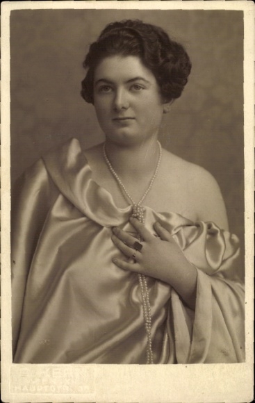 Photo Postcard portrait of a woman, hairstyle, pearls