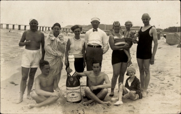 Photo Postcard Mainz am Rhein, German sparkling wine Schönberger Cabinett, people on the beach
