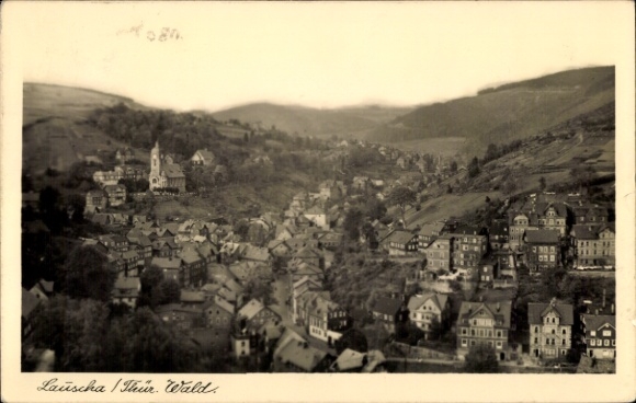 Ak Lauscha in Thüringen , Blick auf Wohnhäuser, Kirche, hügelige Landschaft, Schwarz-Weiß-Foto
