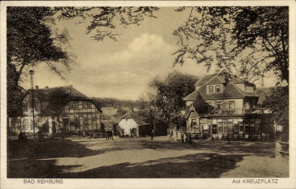 Ak Bad Rehburg Niedersachsen,  Am Kreuzplatz,  Gebäude, Bäume, Menschen