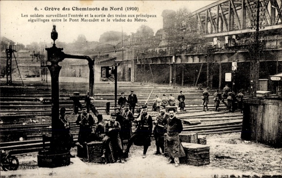 Postcard Paris X. Arrondissement Entrepôt, Greve de Cheminots du Nord, Les soldats surveillant