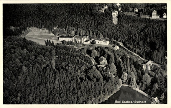 KP Bad Sachsa w górach Harz, widok z lotu ptaka na otoczone lasami budynki