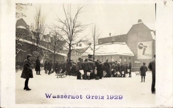 Foto Ak Greiz im Vogtland Thüringen, Wassernot Winter 1929, Anwohner mit Eimern