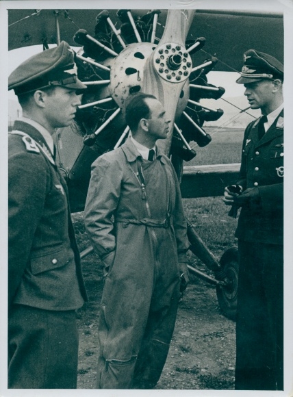 Photo Slovakia, German pilots talk to a Slovakian pilot