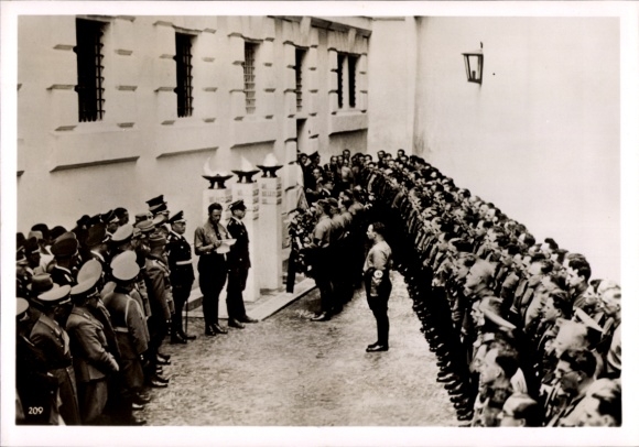 Photo Heinrich Hoffmann, laying of a wreath at the three pylons in the Vienna District Court, SA men, 1939