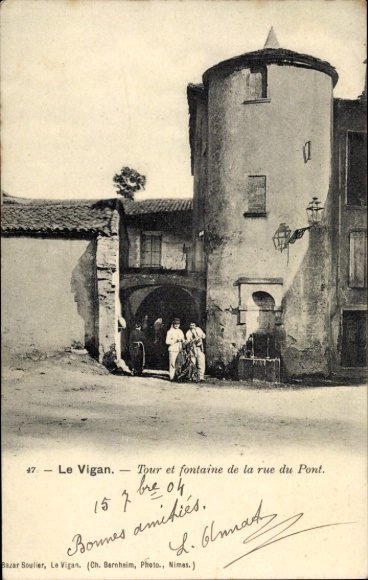 Postcard Le Vigan Gard, Tour, fontaine de la rue du Pont