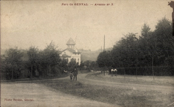 Ak Genval Wallonisch Brabant, Park  Avenue mit Bäumen, Gebäude im Hintergrund, Spaziergänger