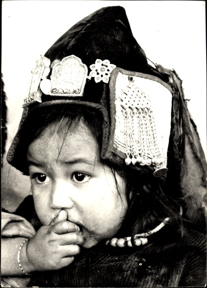 Photo Guyana, South American ethnic types, girl portrait in traditional costume