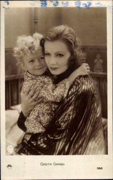 Ak Schauspielerin Greta Garbo, Portrait mit Kind auf dem Schoß