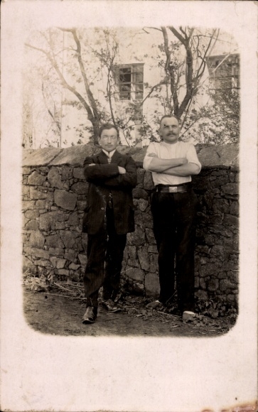 Foto Ak Canitz Christina Kubschütz in der Lausitz Sachsen, zwei Männer, Standportrait, Mauer
