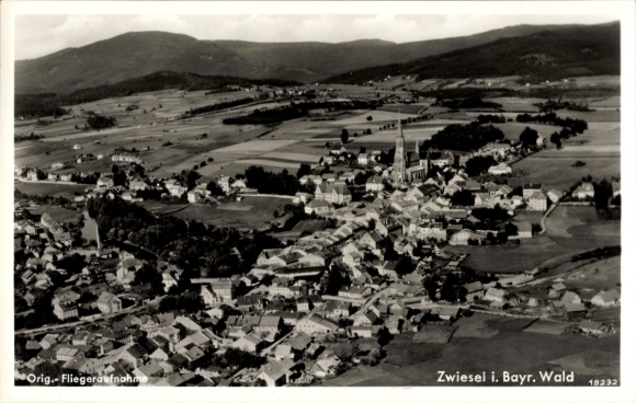 Ak Zwiesel im Bayerischen Wald, Fliegeraufnahme, Stadtansicht, Bayerischer Wald, Schwarz-Weiß-Fot