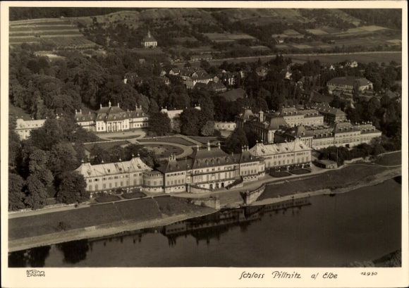 Ak Dresden Pillnitz, Schloss Pillnitz an der Elbe, Fliegeraufnahme