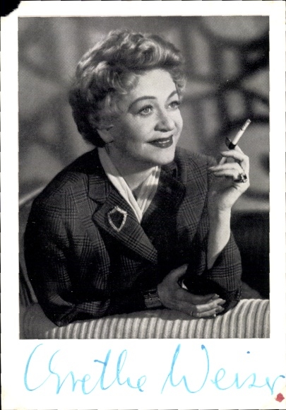 Postcard actress Grethe Weiser, portrait, cigarette, autograph