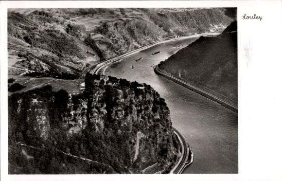 Ak St. Goarshausen am Rhein, Loreley, Schöne Aussicht, Flusslandschaft, floßande Schiffe, Loreley