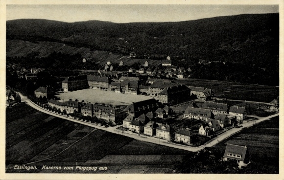 Ak Esslingen am Neckar, Ansicht der Kaserne in Esslingen aus der Luft, Landschaft im Hintergrund