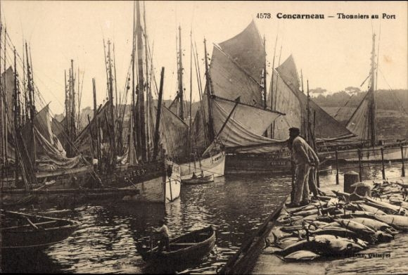 Postcard Concarneau Finistère, fishing boats in the harbor, sailing boats, water surface
