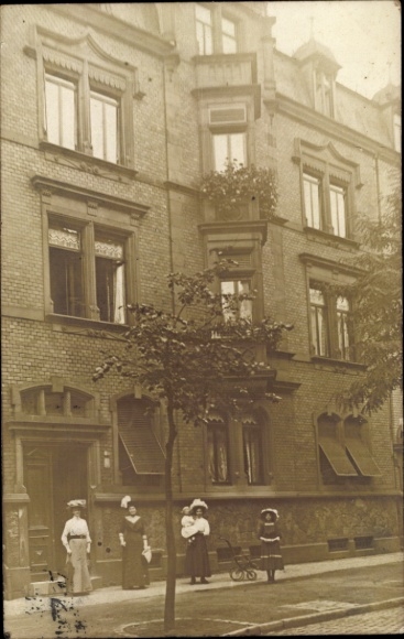 PC Offenbach am Main Hesse, street scene, residential building, women